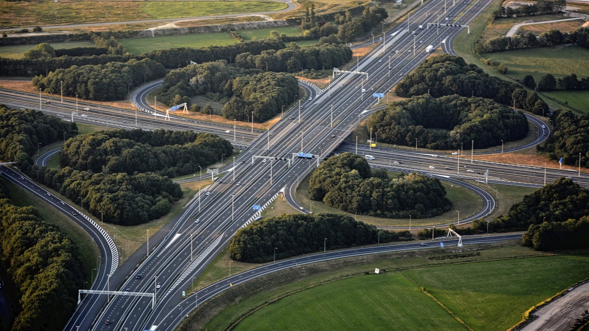 Uitstel van de operatie om knooppunt Hoevelaken te moderniseren, leidt tot sluipverkeer in Leusden. 