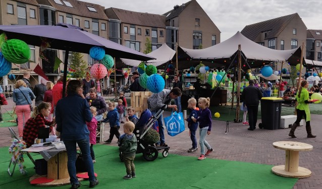 Kinderactiviteiten op het plein bij de feestelijke heropening van Het Rond