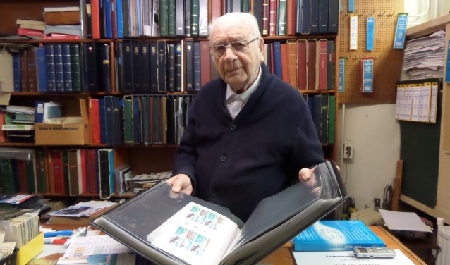 Eigenaar en fervent postzegelliefhebber Theo Holm stopt na 84 jaar met de postzegelwinkel Holm’s Post Art Shop in de Frankestraat.