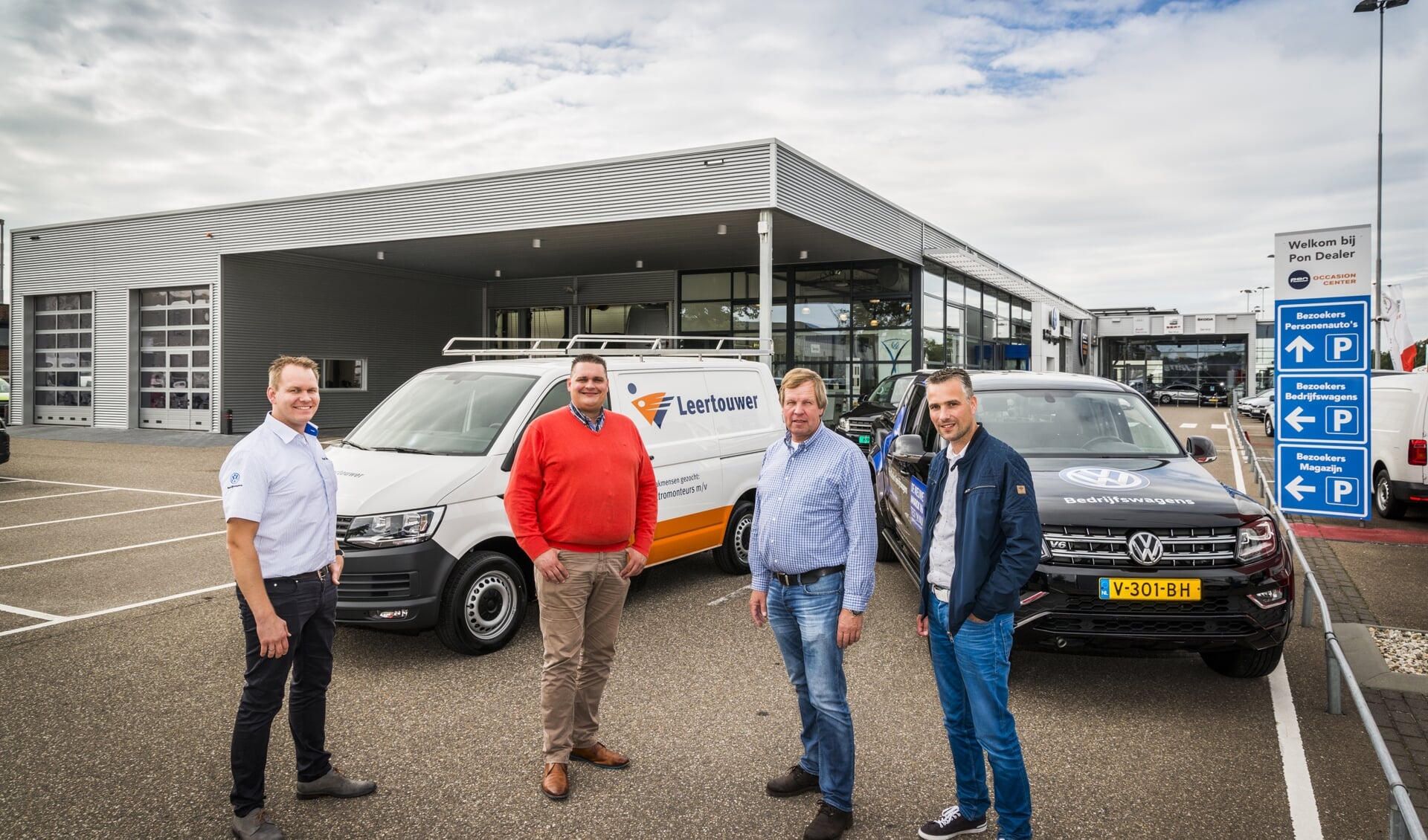 Jan van Deuveren (Service Adviseur Bedrijfswagens), Peter Muller (verkoopcoördinator) , Ronald Westendorp (inkoop) en Henk van Hoef (projectleider Leertouwer).
