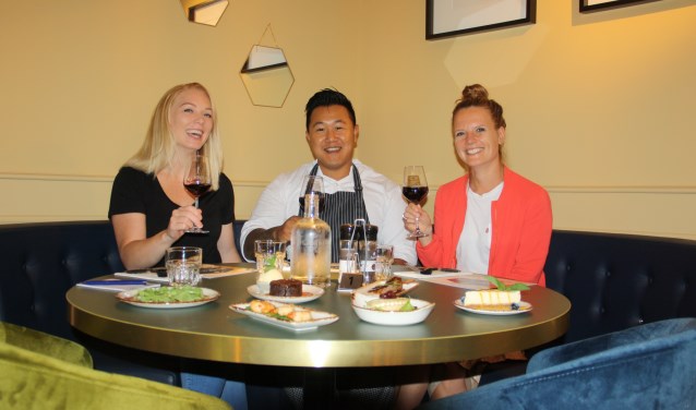 Chef Gobolee Rinin toost met Rachelle Ruisch (links) en Myrthe Schmeets