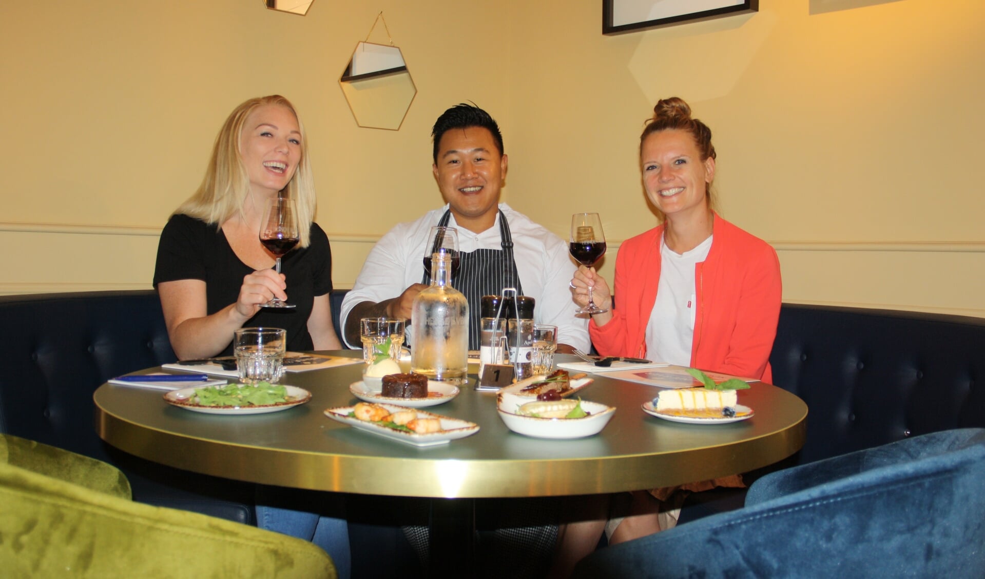 Chef Gobolee Rinin toost met Rachelle Ruisch (links) en Myrthe Schmeets
