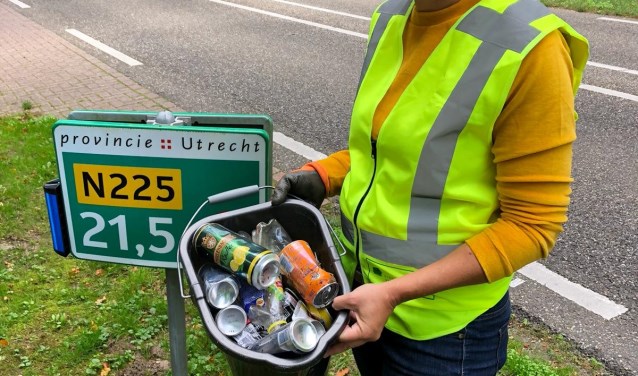 Anja Bos geeft de plastic bucket challenge door.