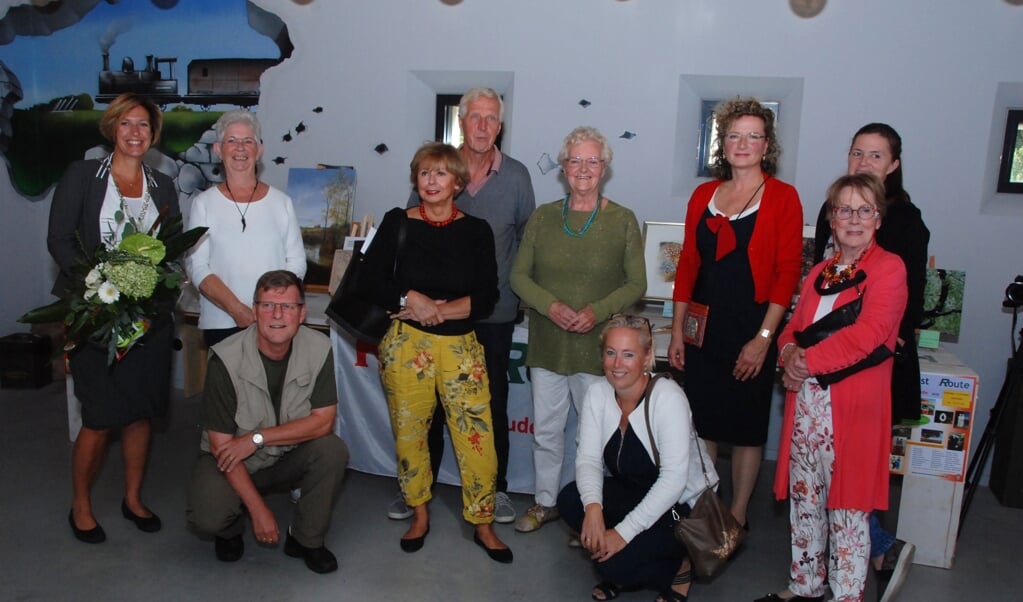 Burgemeester Petra Doornenbal samen met de deelnemers aan de Kunstroute Renswoude