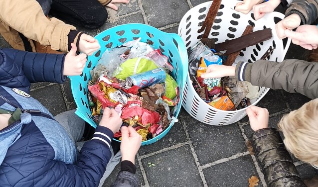 Duimen omhoog van de kinderen uit klas 1/2 van Het Sterrenbos.