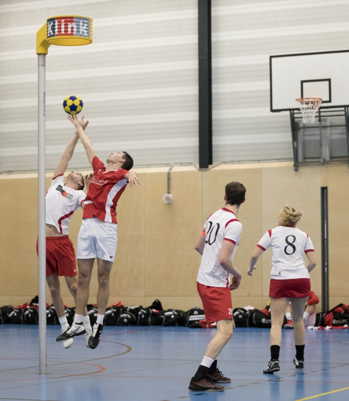 Ramon van Meeteren in actie met de tegenstander.