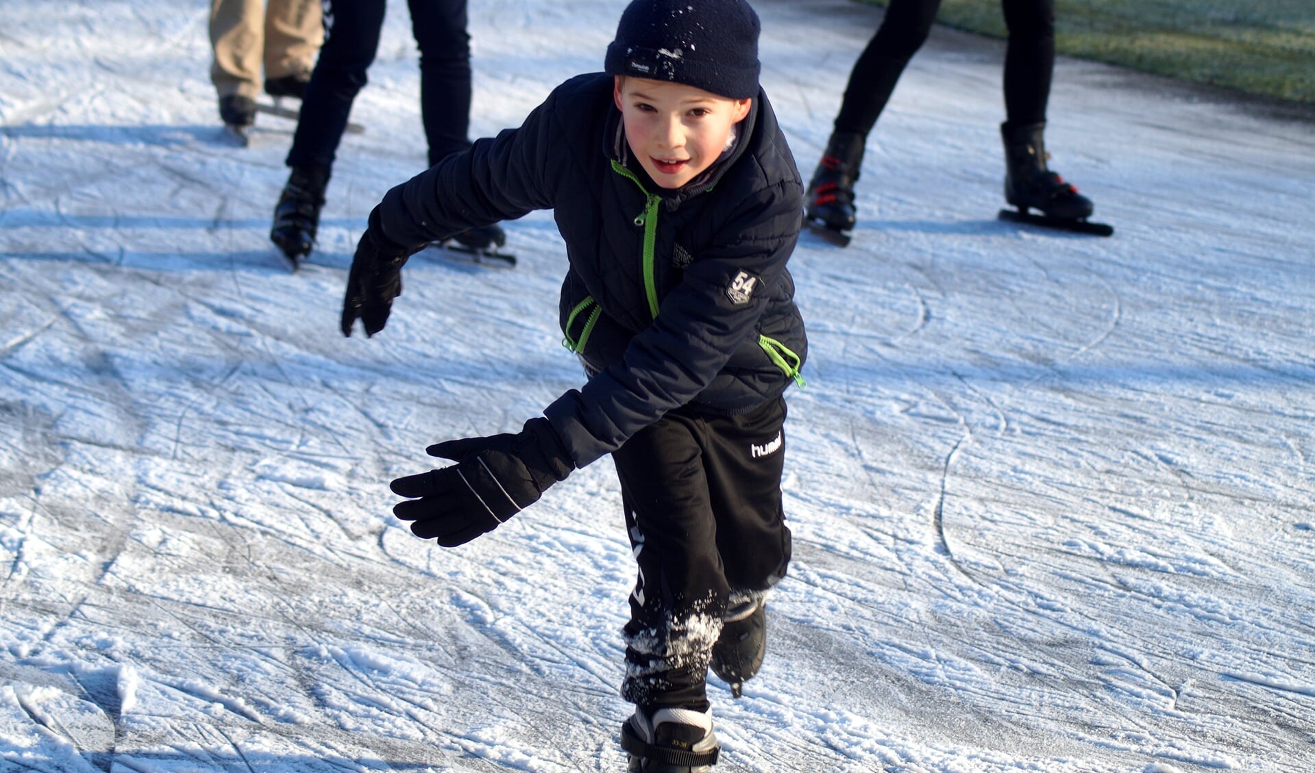 Vele kinderen bonden de schaatsen onder om het Doornse ijs te betreden