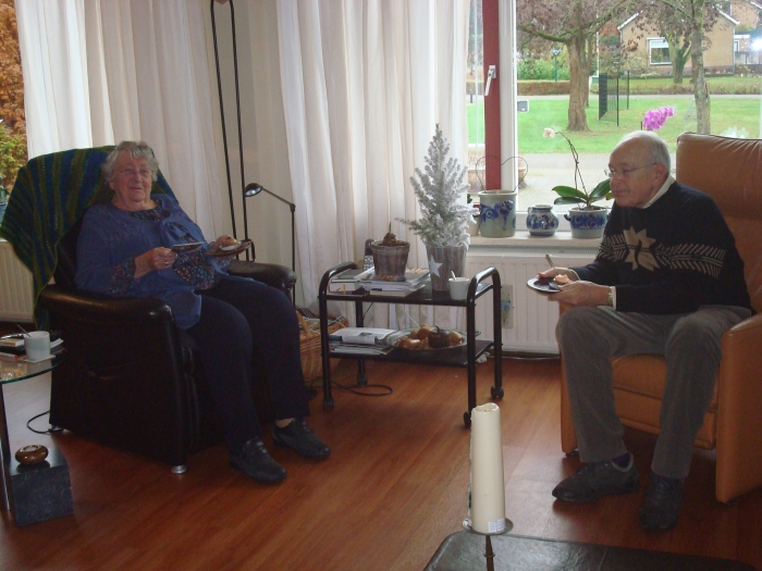 een vrijwilliger op bezoek bij de gast