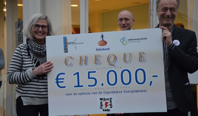 Sarida van der Meer en Henk Muis met de cheque