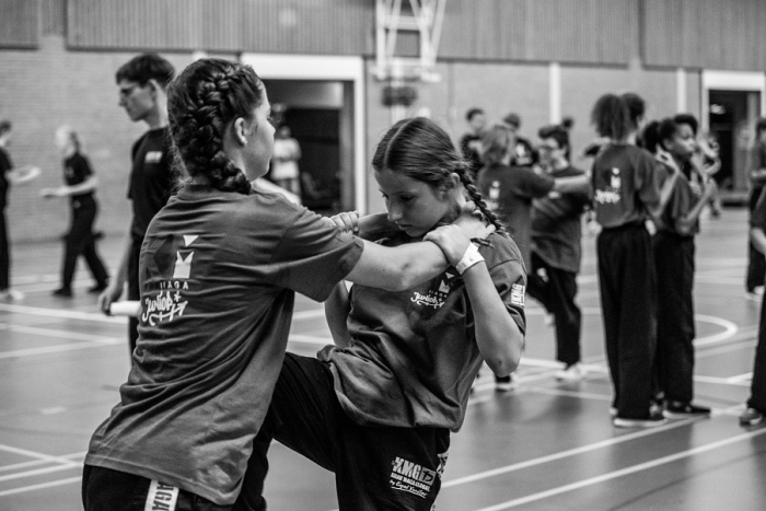 Kinderen in actie tijdens Krav Maga