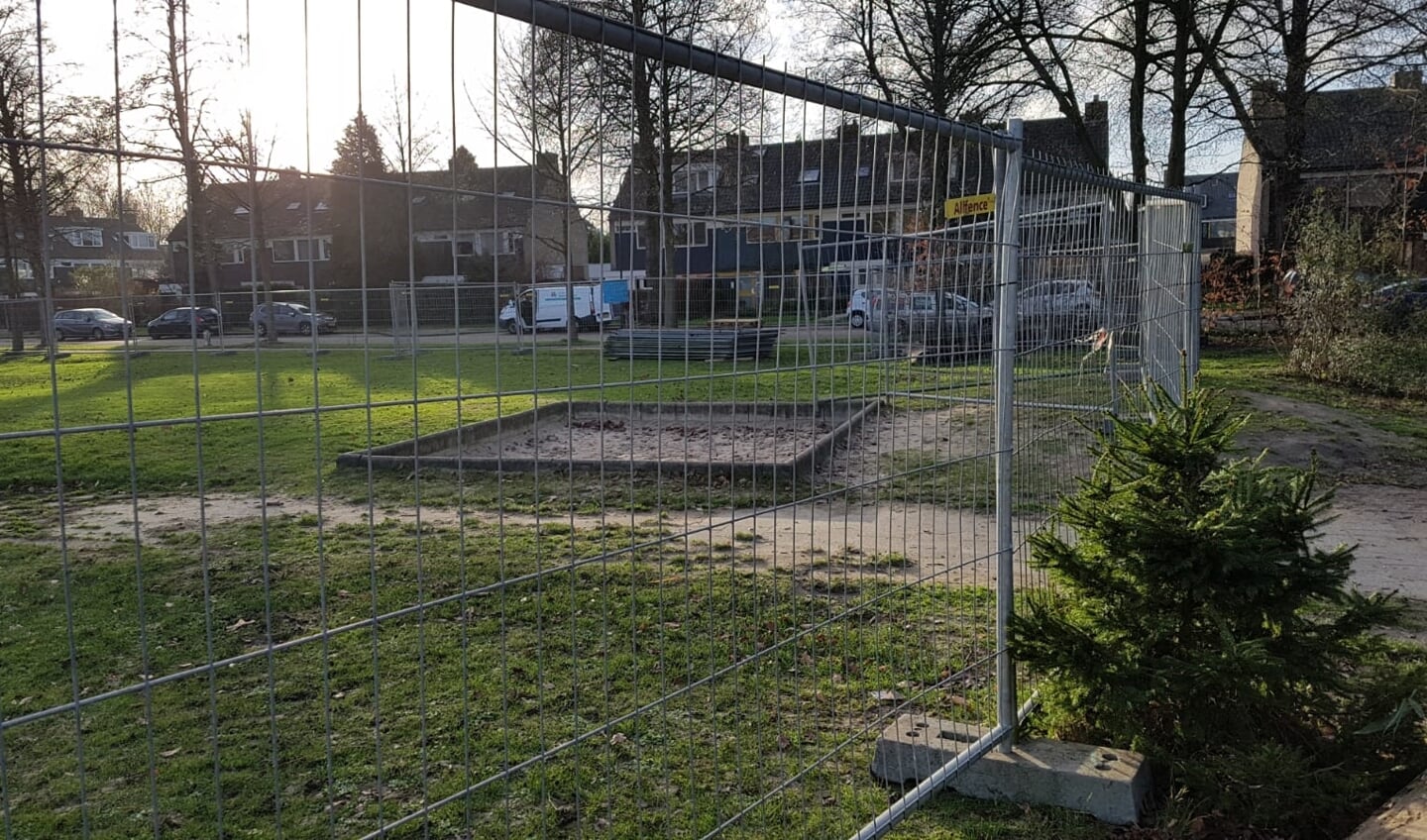 De hekken zijn door LekstedeWonen geplaatst ter voorbereiding van de bouw