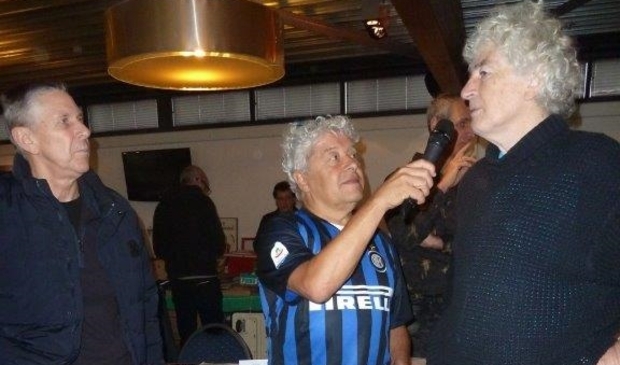 <p>In januari 2019 was Frank Kramer met Arnold Muhren (links) te gast bij de Voetbalverzamelaars Beurs in Velsen-Zuid.</p>