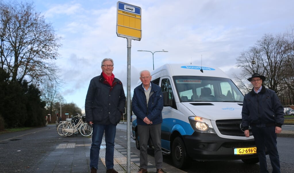 Van links naar rechts: Mart van Steijn, Wouter van den Berg en Gijs van den Brink, bij een bushalte in Leusden.