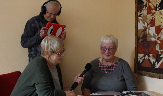 Senioren gaan met camera en microfoon op onderzoek uit naar activiteiten voor leeftijdsgenoten.