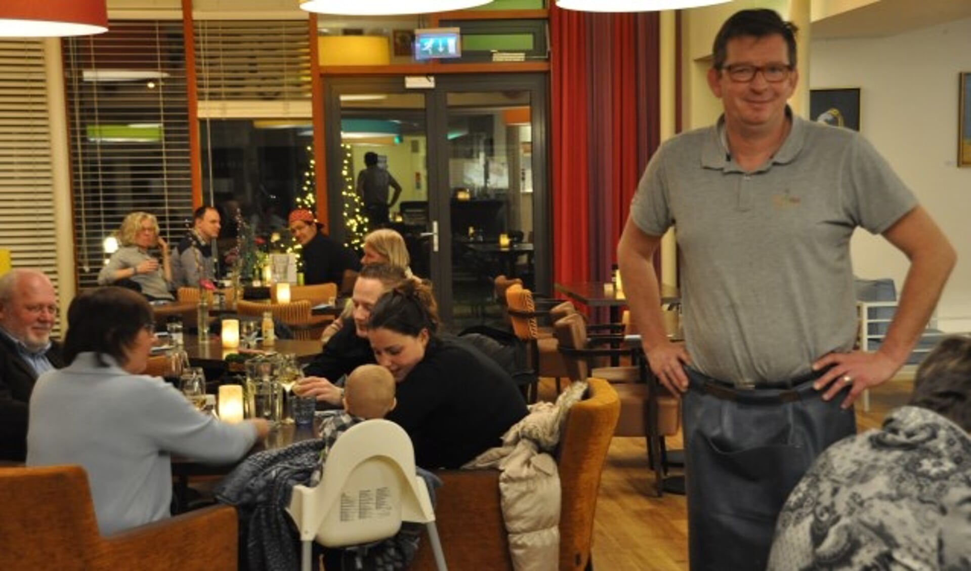 Ed Bandsma tussen de gasten in restaurant Bij de Tijd. FOTO: Julie Houben
