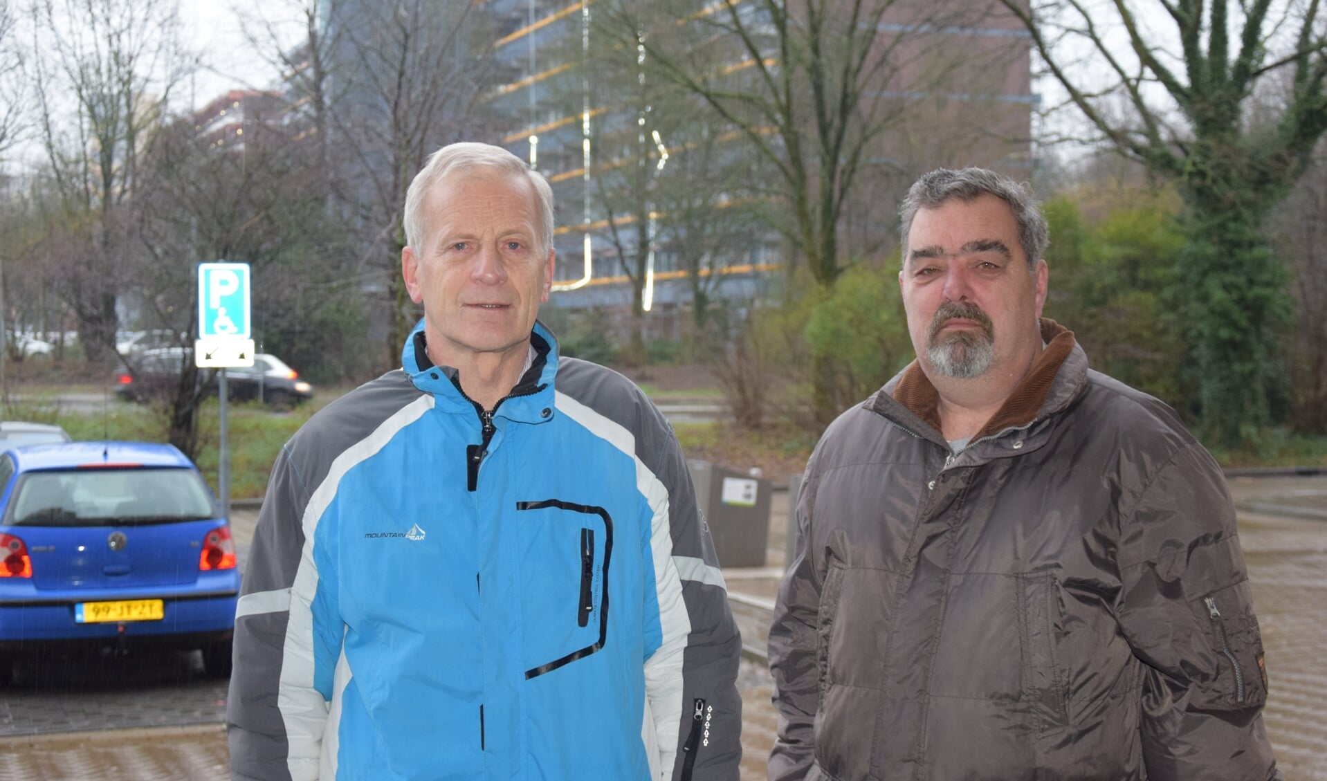 Wim Kok (links) en Marcel Boertien van de Huurdersbond Ede e.o. bij de flats aan de Nieuwe Maanderbuurtweg.