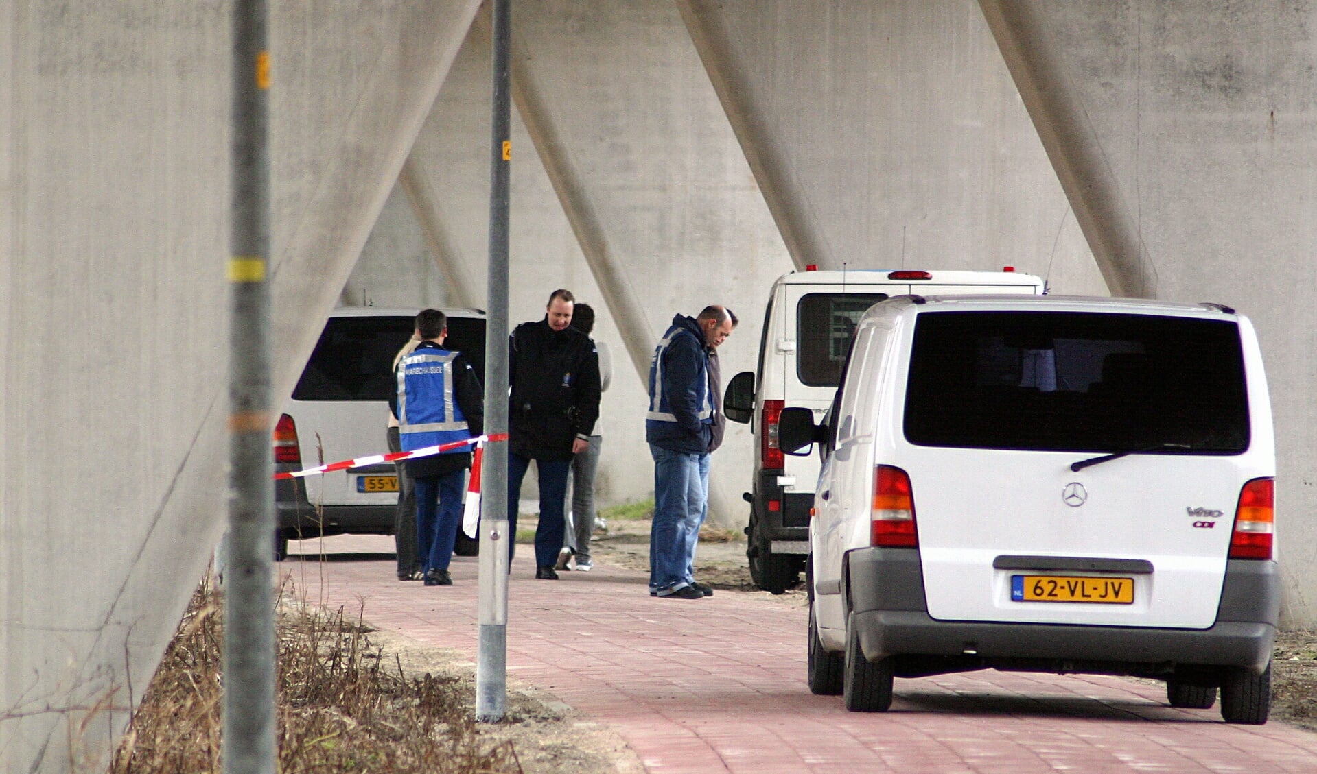 Politie-onderzoek in Hoofddorp naar aanleiding van de diamantroof op Schiphol 