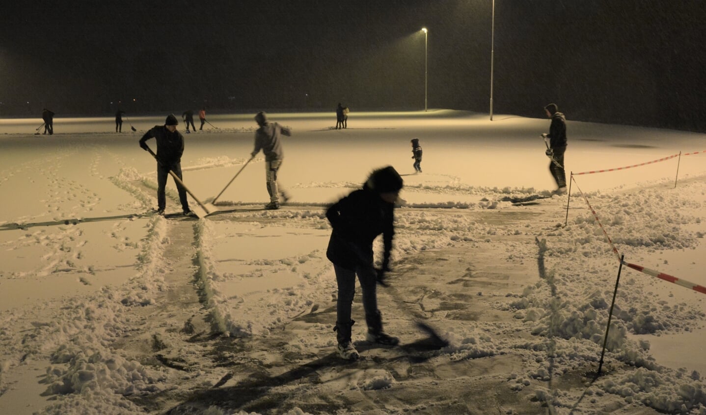 sneeuwruimen op de schaatsbaan aan de Jacob Catsstraat in Barneveld