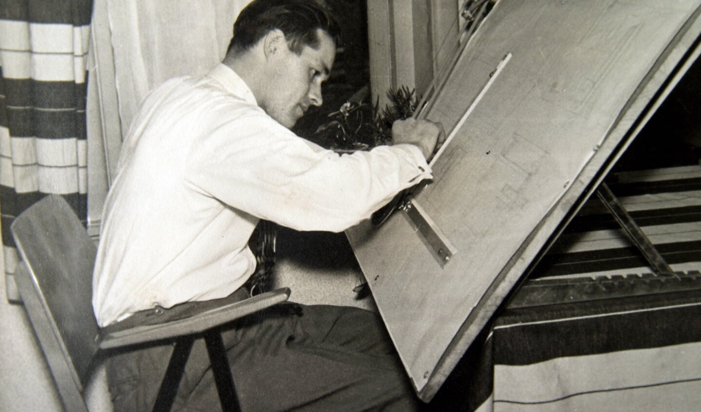 Gert-Jan van Elten achter de tekentafel (1957).