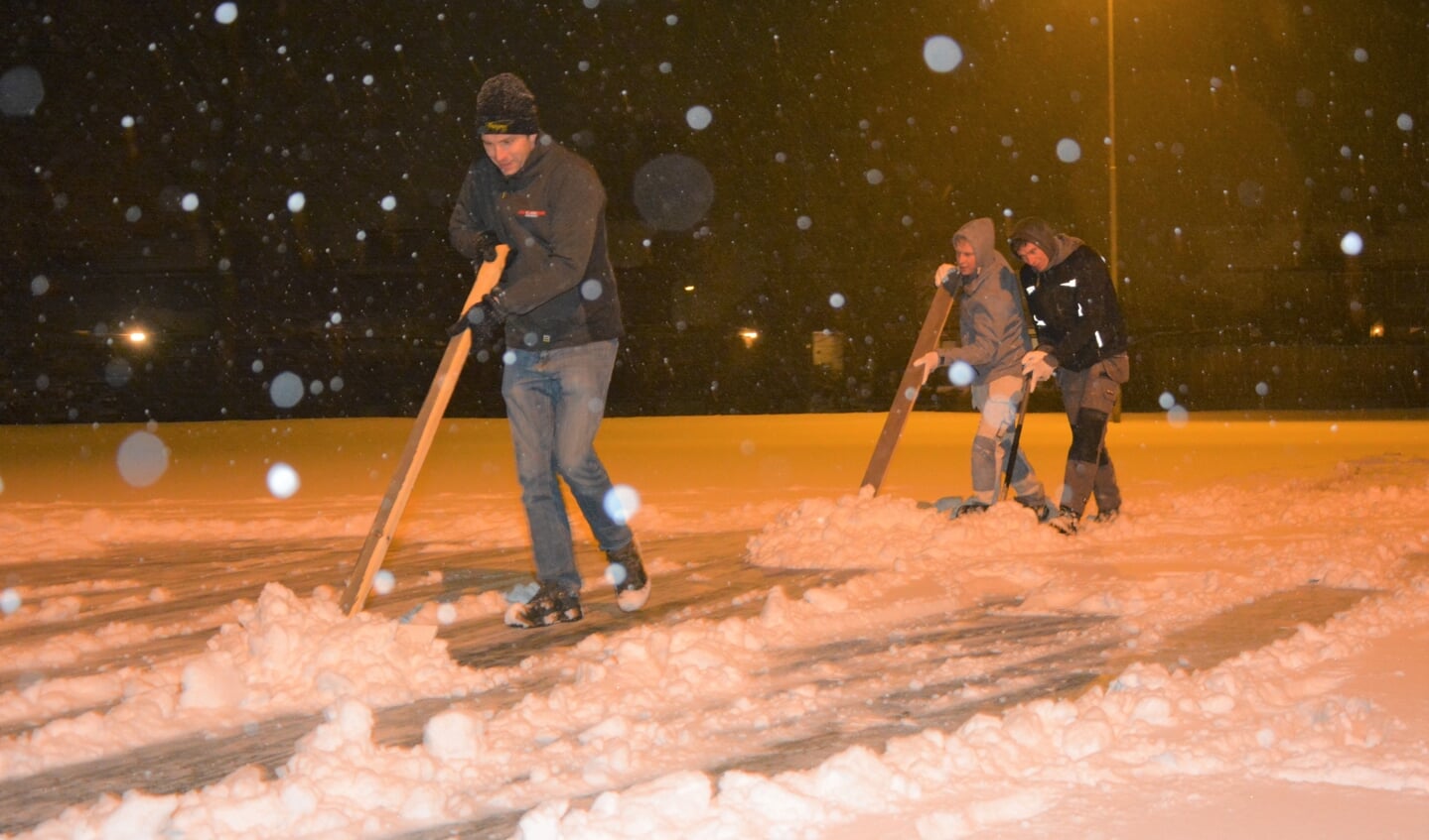 sneeuwruimen op de schaatsbaan aan de Jacob Catsstraat in Barneveld