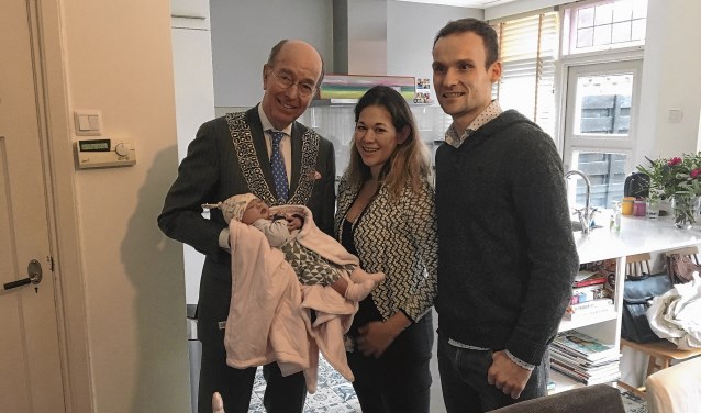 Burgemeester Eenhoorn in 2017 op bezoek bij de toen 90.000ste inwoner van Amstelveen: Neve Joanna Strunks.
