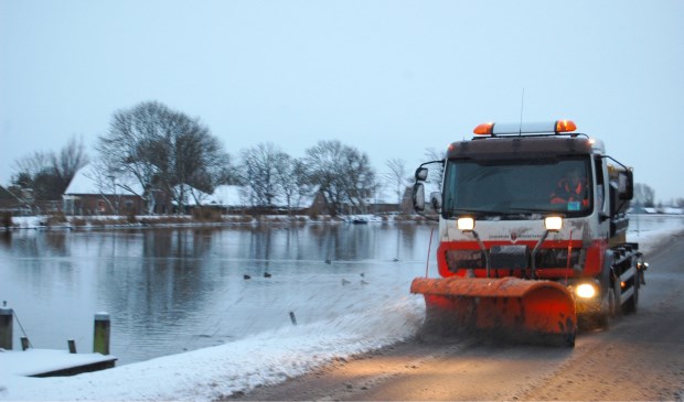 De gemeente rijdt deze dagen dag en nacht met strooiwagens door Amstelveen om de hoofdroutes sneeuwvrij te maken en zout te strooien.