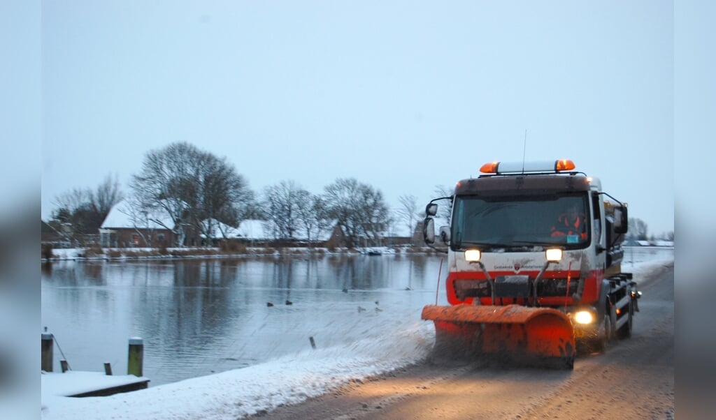 De gemeente rijdt deze dagen dag en nacht met strooiwagens door Amstelveen om de hoofdroutes sneeuwvrij te maken en zout te strooien. 