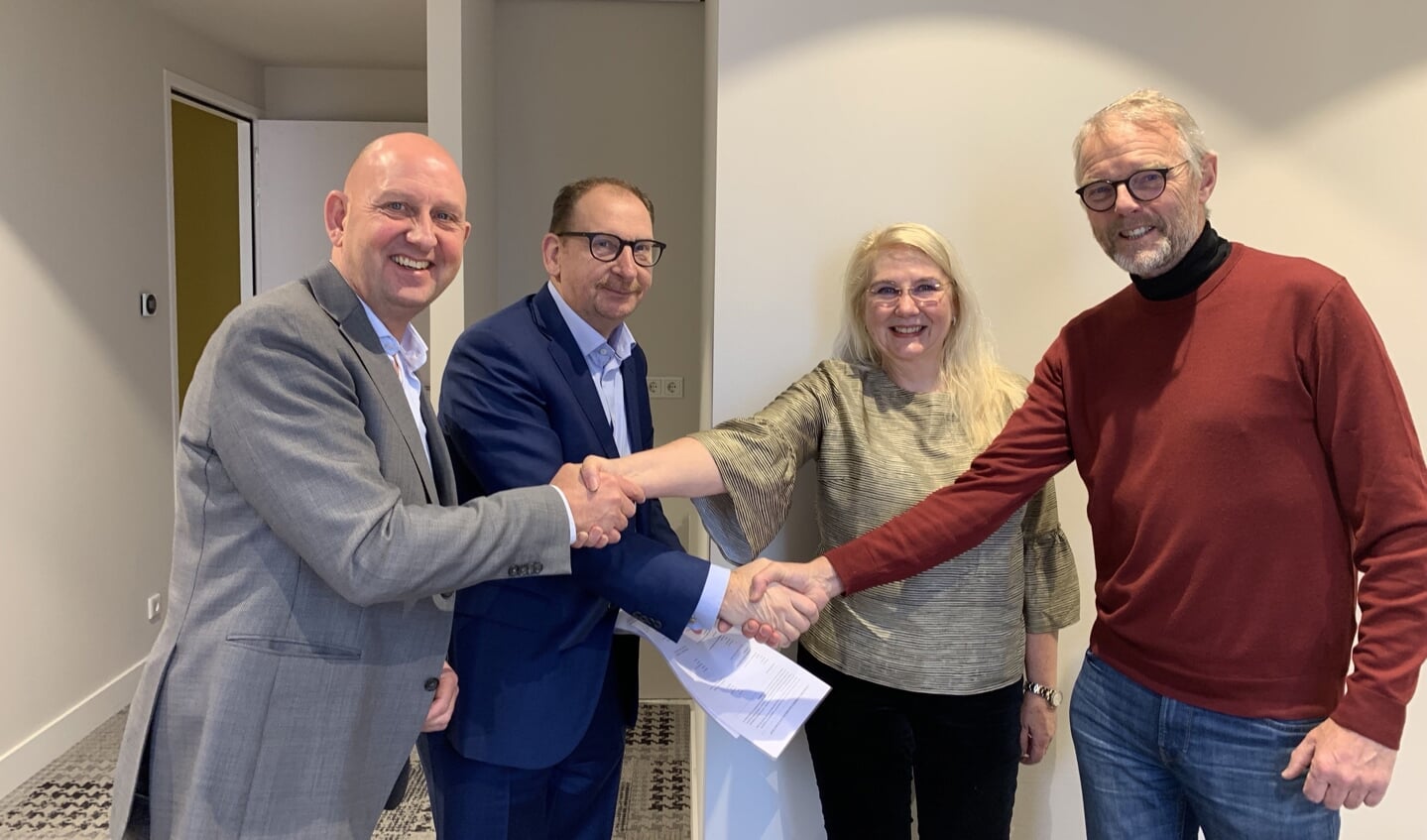 De directeuren/oprichters van PsyMens en de huisartsen van Huisartsenpraktijk Vathorst feliciteren elkaar met de nieuwe samenwerking. 