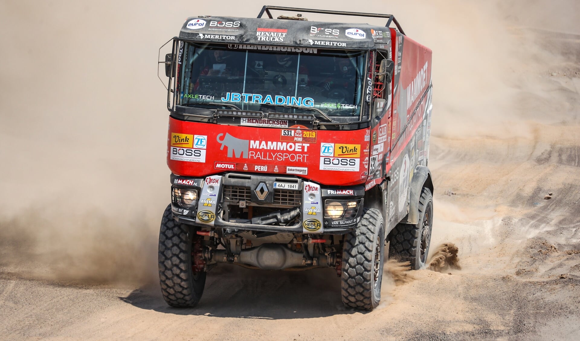 Janus van Kasteren bracht de truck van Mammoet Rallysport na een loodzware etappe ongeschonden in het bivak.