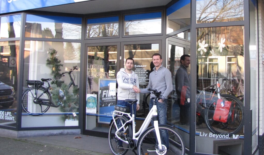 Erik Geurtsen draagt het stokje van BCE Bikes over aan Koen van den Elshout