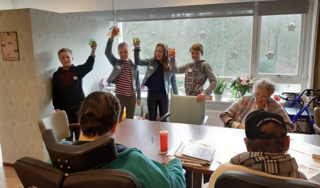 Kinderen van De Wijngaard heffen het glas op een succesvolle start op Woonzorgcentrum Het Zonnehuis.