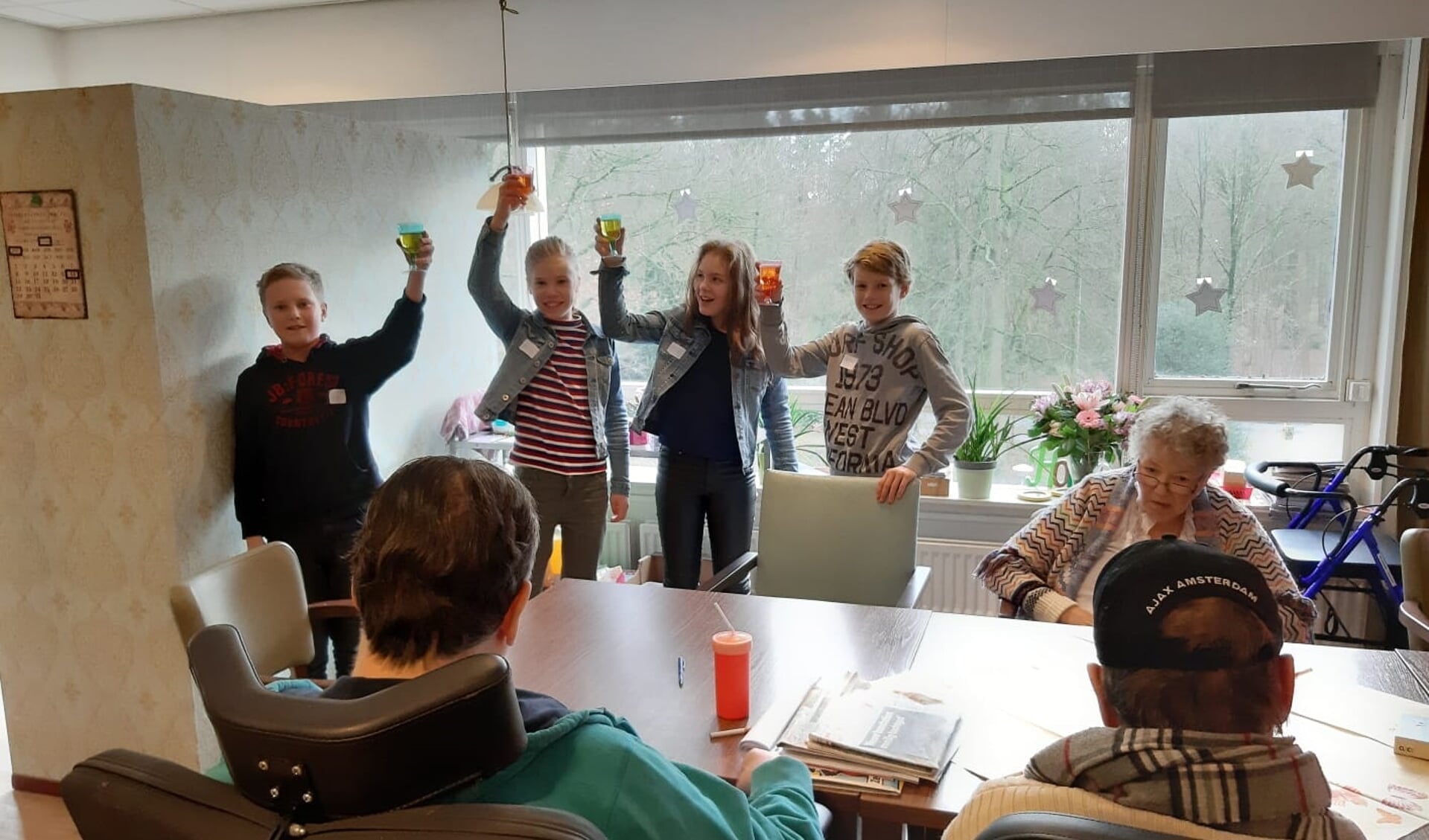 Kinderen van De Wijngaard heffen het glas op een succesvolle start op Woonzorgcentrum Het Zonnehuis.