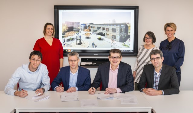 Op de foto van links naar rechts: Evert Jan Bouwheer (ITH), Rianne van de Wal (PCO-De Branding),
Ilja de Wolf (Bouwbedrijf Huurdeman), Tjerk Deuzeman (PCO), Monique Kokx (gemeente Barneveld), Gert van der Rhee (De Drieslag), Herma Hooijer (De Drieslag - bs Ariane).