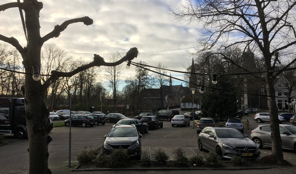 Beschermd dorpsgezicht verdient volgens Stichting Vrienden van Ouderkerk méér dan een parkeerplaats of supermarkt.