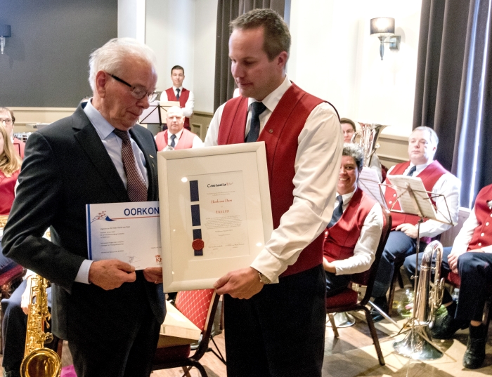 Een prachtige oorkonde voor ere-lid Henk van Dam.