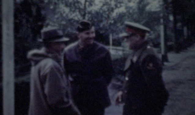Unieke beelden uit een film van de het overleg in De Moespot over de voedseldropping in 1945.
