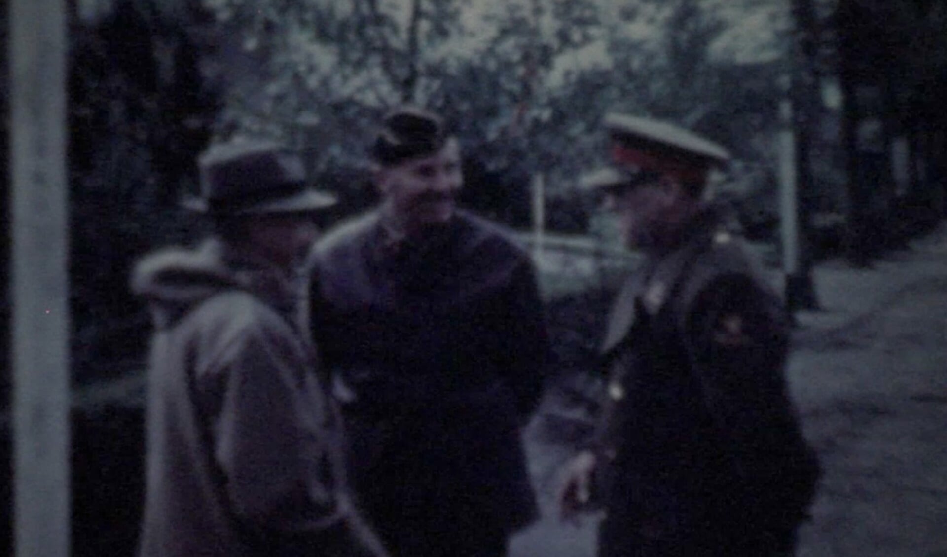 Unieke beelden uit een film van de het overleg in De Moespot over de voedseldropping in 1945.