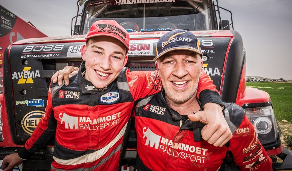 Mitchel van den Brink (links) staat aan de vooravond van zijn debuut in de Dakar Rally. De Harskamper is aan de zijde van vader Martin (rechts) de jongste deelnemer ooit.