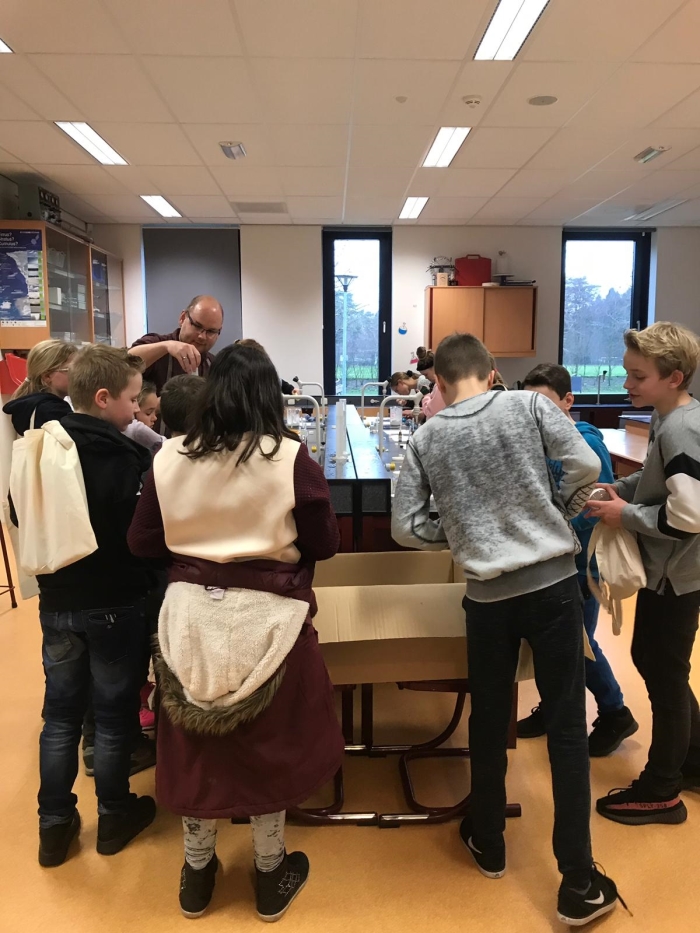 Haargel maken tijdens de doemiddag Waldheim-mavo