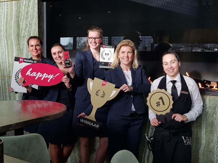 Medewerkers van Van der Valk Hotel Haarlem na de uitreiking van de award.