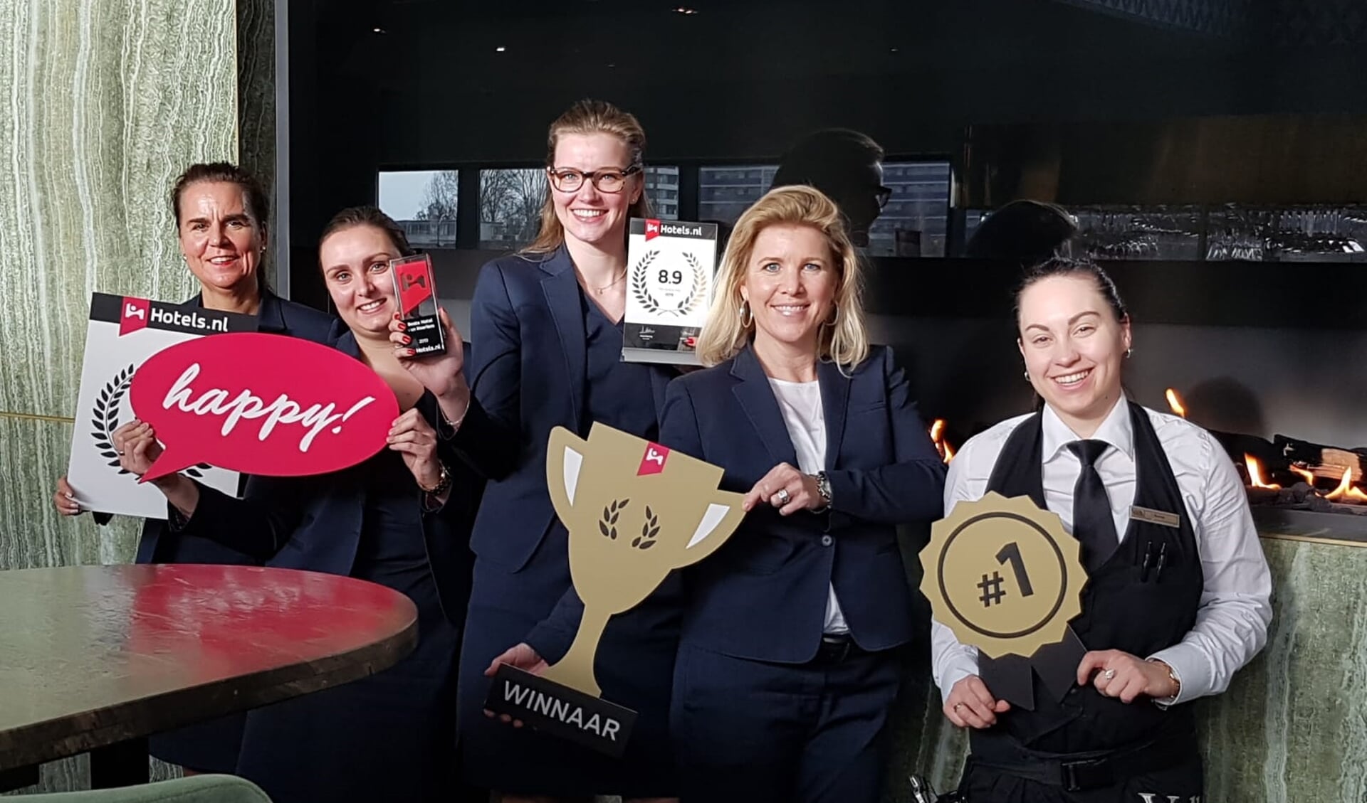 Medewerkers van Van der Valk Hotel Haarlem na de uitreiking van de award.