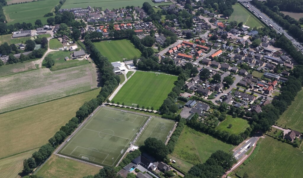 Luchtfoto van Terschuur, met in het midden sportpark Overbeek en links het gebied aan de andere kant van de Hoevelakensebeek.
