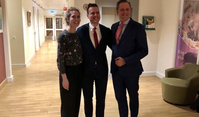 Wethouders Kukenheim (Amsterdam) en Van Ballegooijen (Amstelveen) met de minister.
