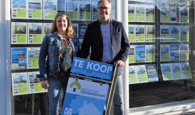 Monique van Staaveren en Michel Eikelenboom met nieuwe huisstijl voor het 'oude' pand.