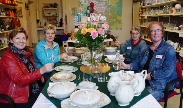 Een aantal drijvende krachten achter kringloop De Tulp, met links op de voorgrond Yvonne Geijsel.