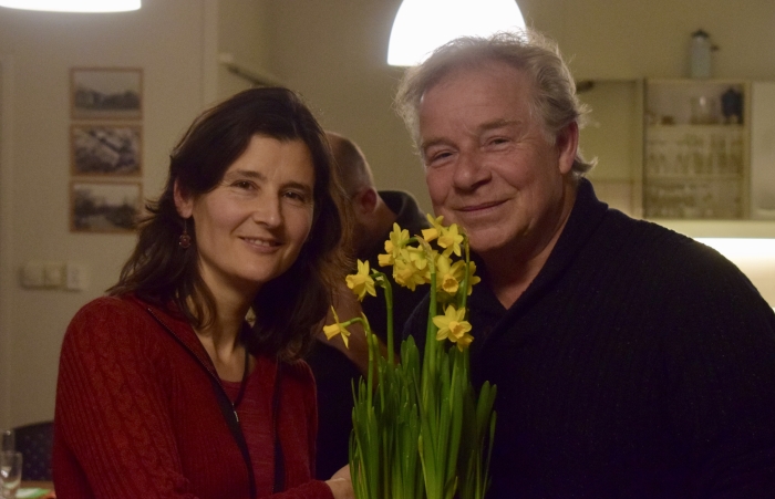 Bestuurslid Cerian van Gestel feliciteert nieuwe voorzitter Rijk Roor met zijn nieuwe functie.
