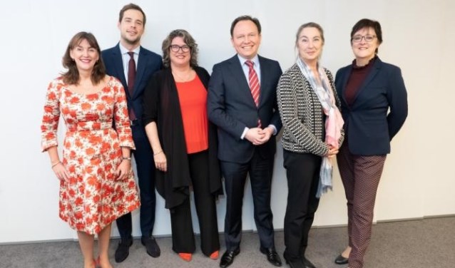 Wethouders van links naar rechts: Marja Ruigrok, Jurgen Nobel, Marjolein Steffens, Ap Reinders, Mariette Sedee en Mieke Booij.