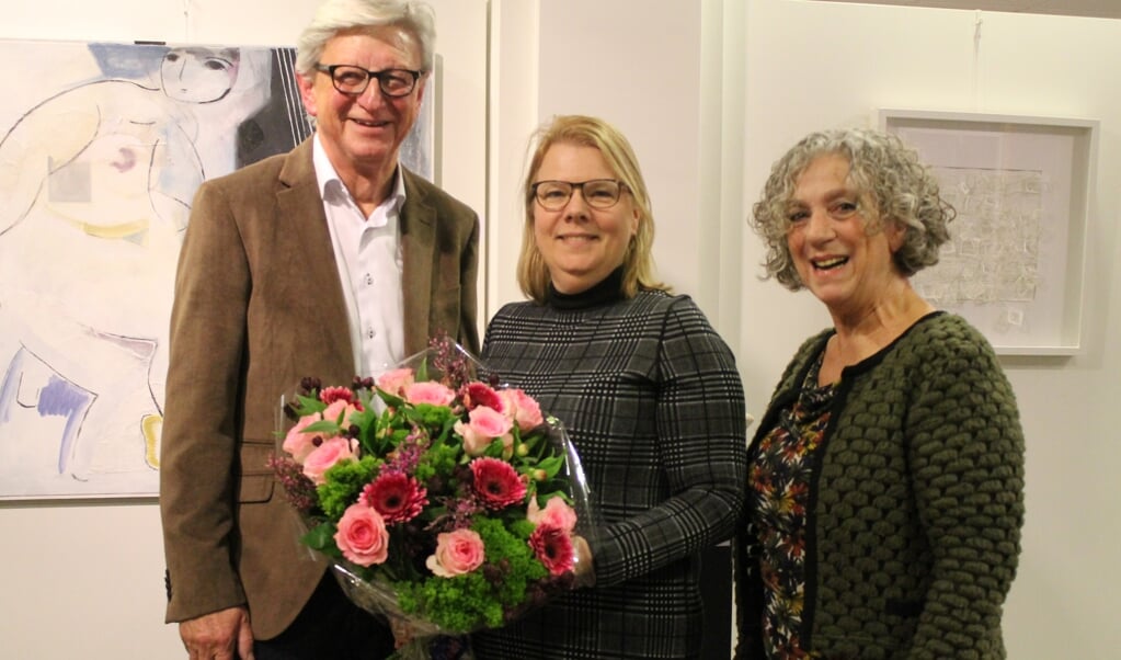 Anita Vlam ontvangt een boeket van Ellen van Beeck en Martin Vermeul.