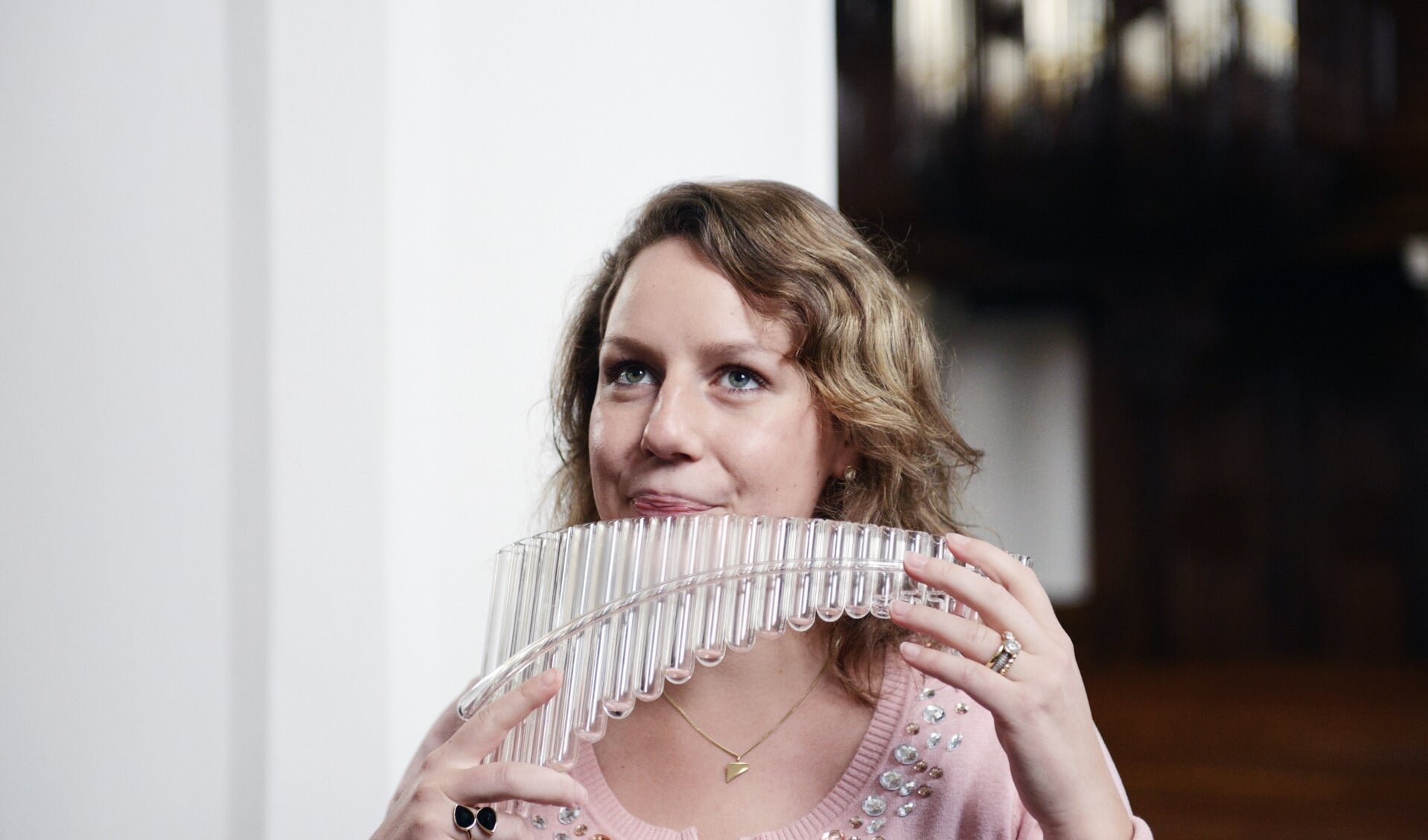 Panfluitiste Carina Bossenbroek is bij de Hartverwarmende zang- en orgelavond.