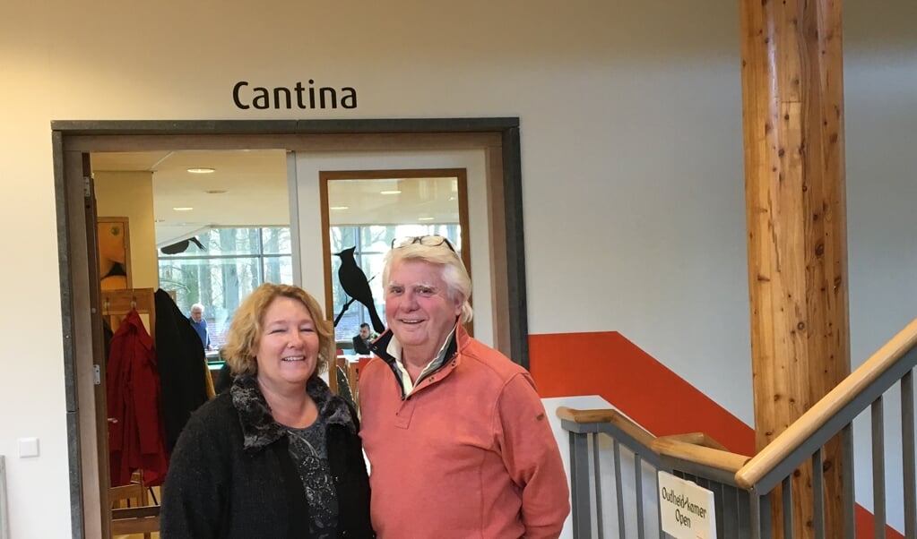 Reinier van Kuyk en Linda Platvoet zijn blij met de goede contacten met de gemeente en met het tijdelijke uitgiftepunt in de Cantina.